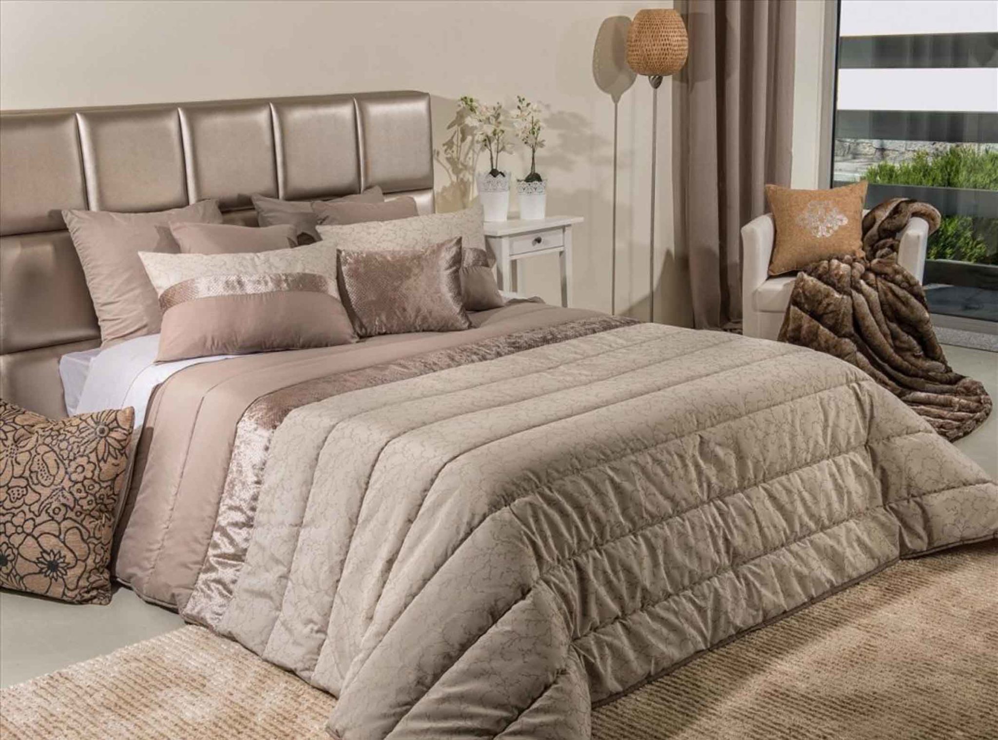 стильные подушки на кровать
