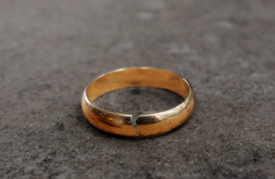 Кольцо с трещиной. Брошенное кольцо обручальное. Обручальные кольца трещина. Разрезанное обручальное кольцо.
